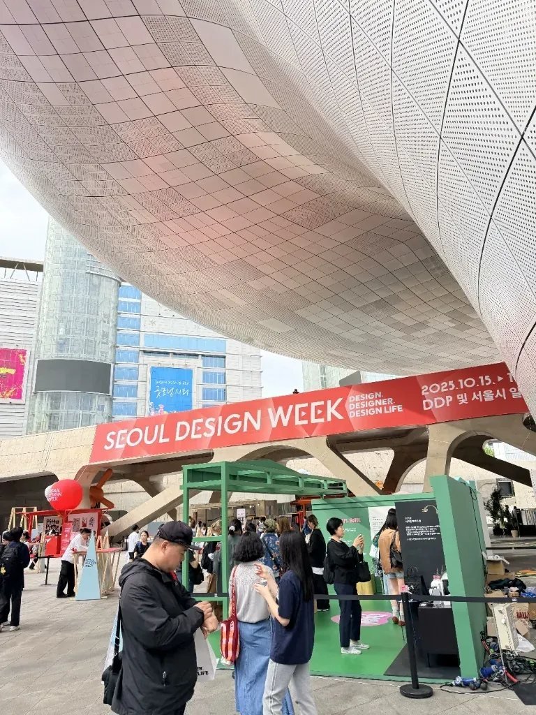 Dongdaemun Design Plaza near Dongdaemun shopping malls