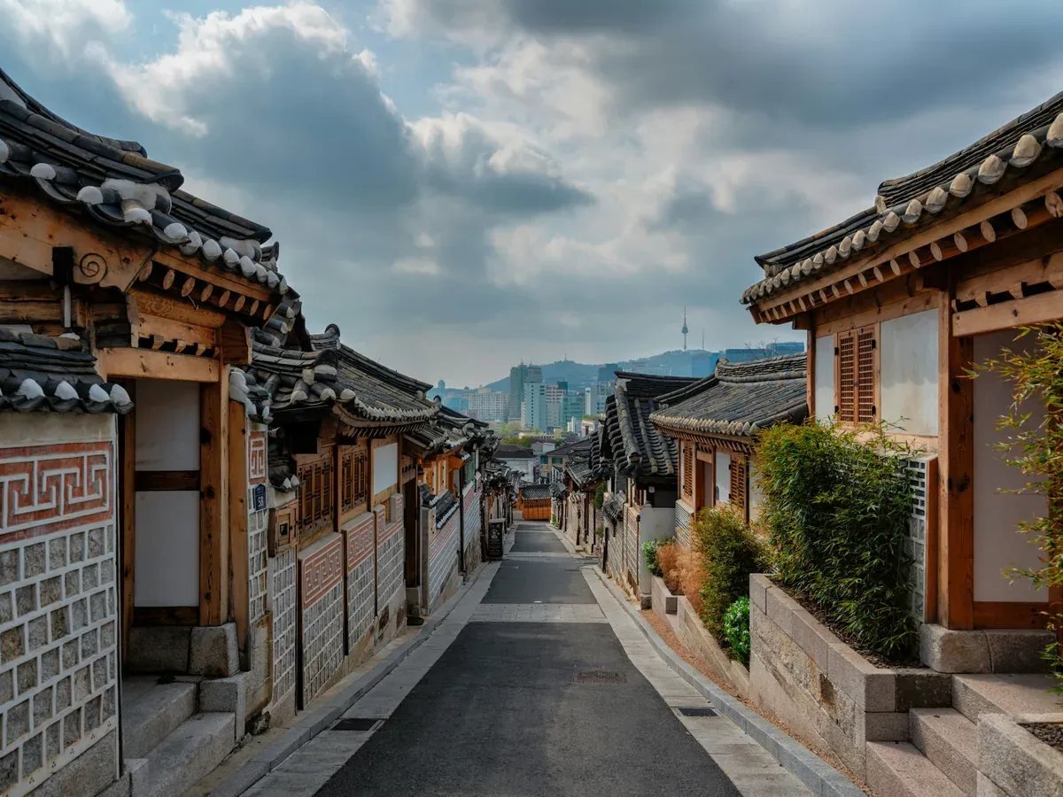 Traditional hanok village street in Jongno and Insadong, Seoul
