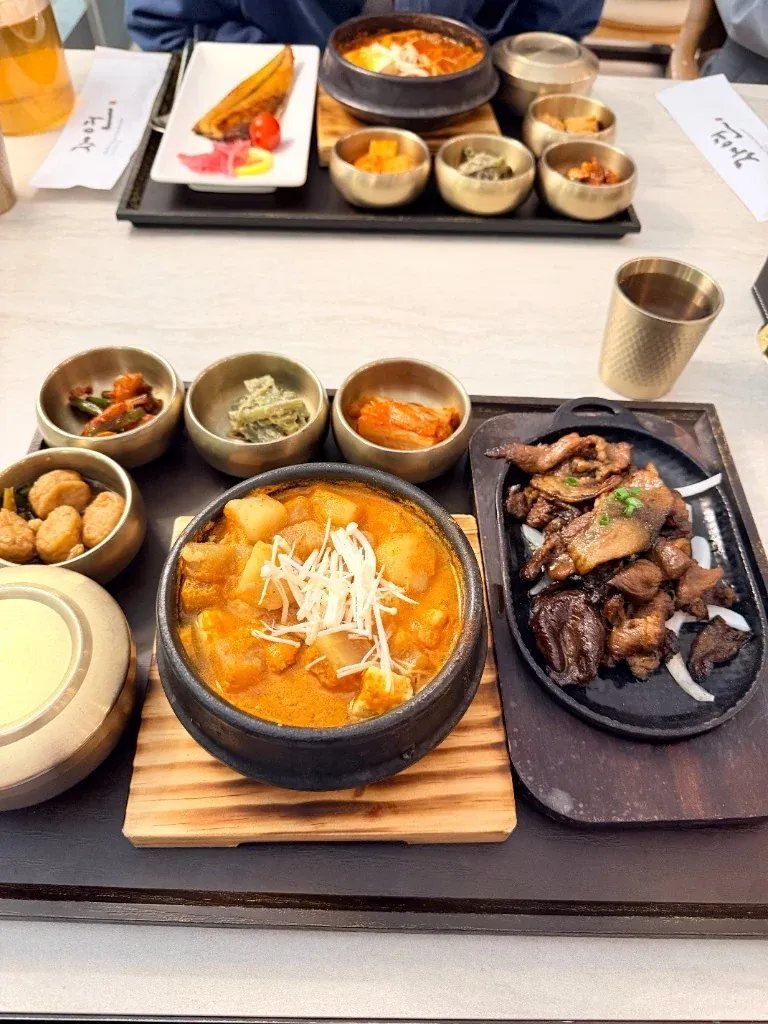 Individual Korean stew and grilled pork set meal served on a tray for solo dining in Seoul