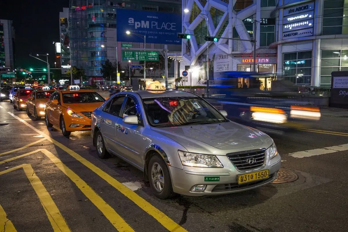 Seoul taxis waiting on a city street, a realistic airport transfer option for travelers arriving in Korea