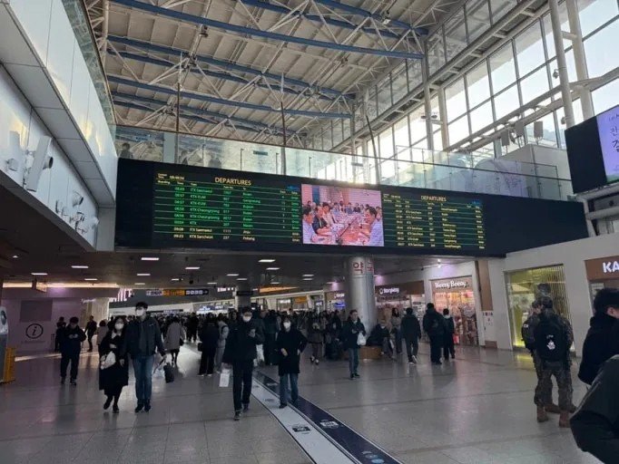 A train station departure board showing scheduled services in Korea.