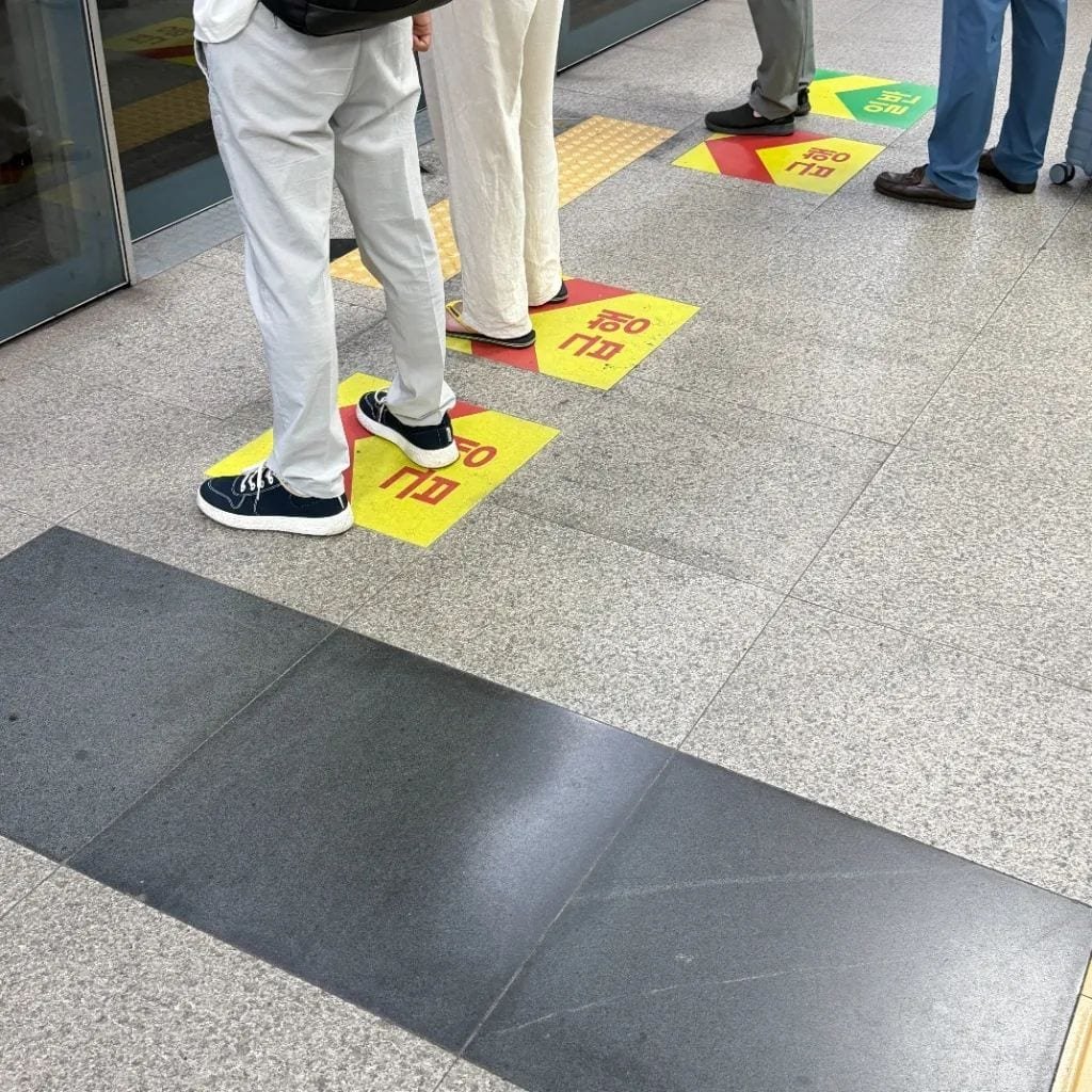 Line 9 express and local train boarding markings at Gimpo Airport Station in Seoul
