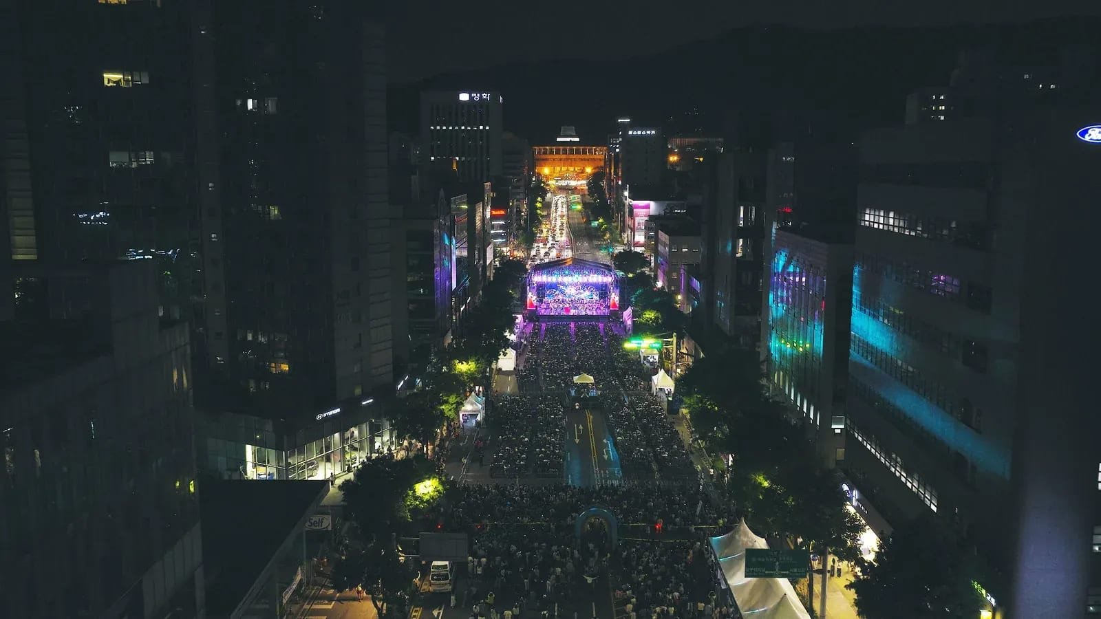 An aerial nighttime view shows Banpo-daero filled with spectators and illuminated stages during the 2025 Seoripul Music Festival.