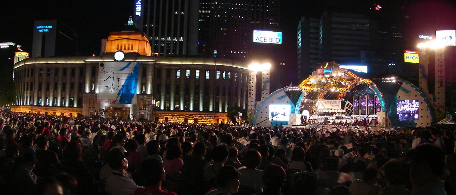 Large crowd watching a nighttime Hi Seoul Festival concert at Seoul City Hall in 2006.