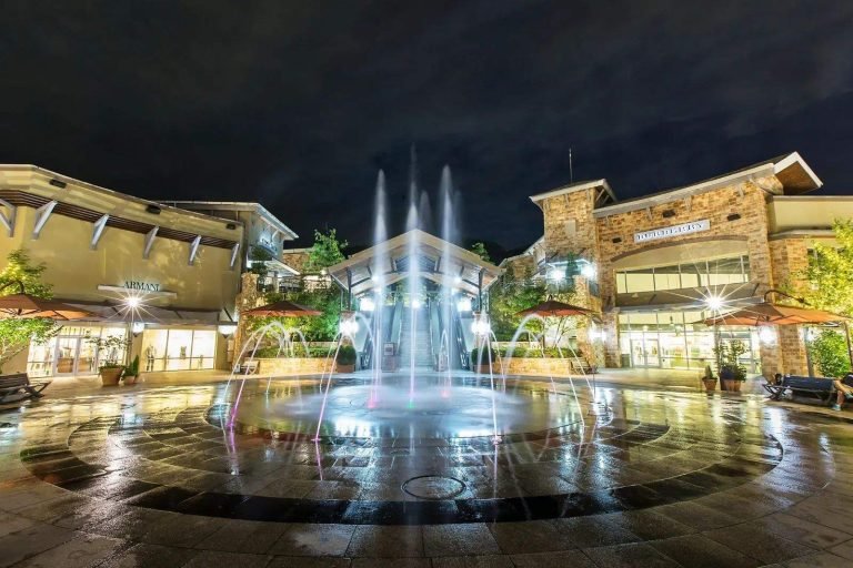 Fountain plaza at Yeoju Premium Outlets at night