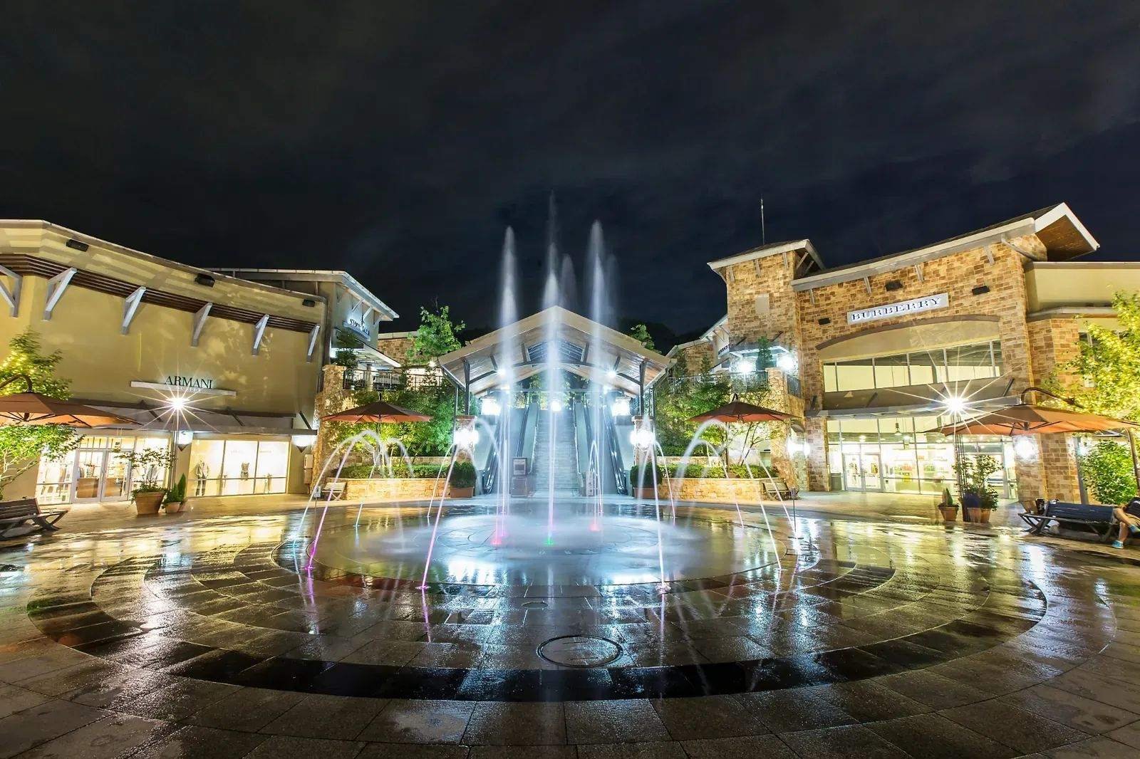 Fountain plaza at Yeoju Premium Outlets at night