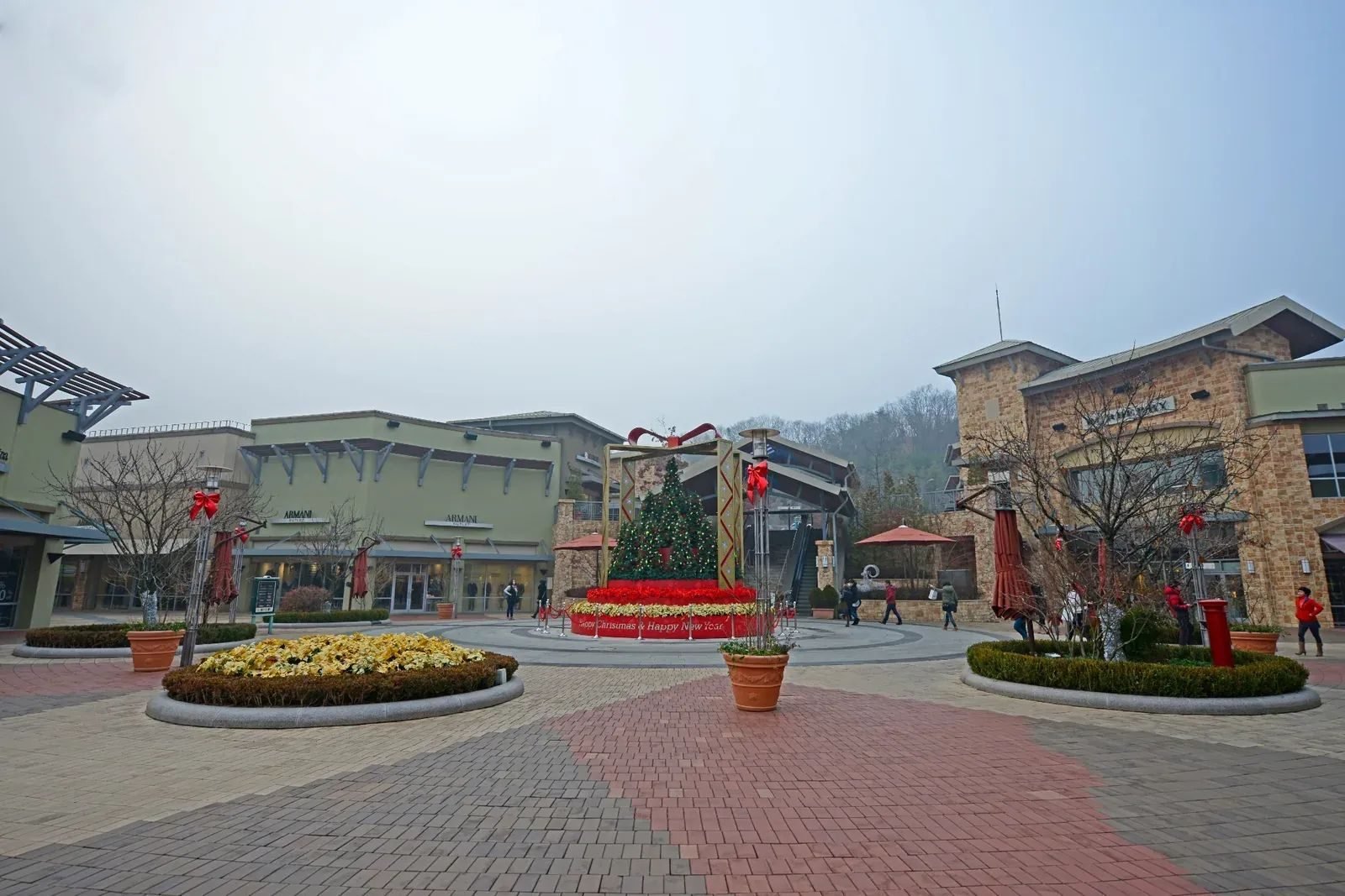 Main plaza and luxury stores at Yeoju Premium Outlets