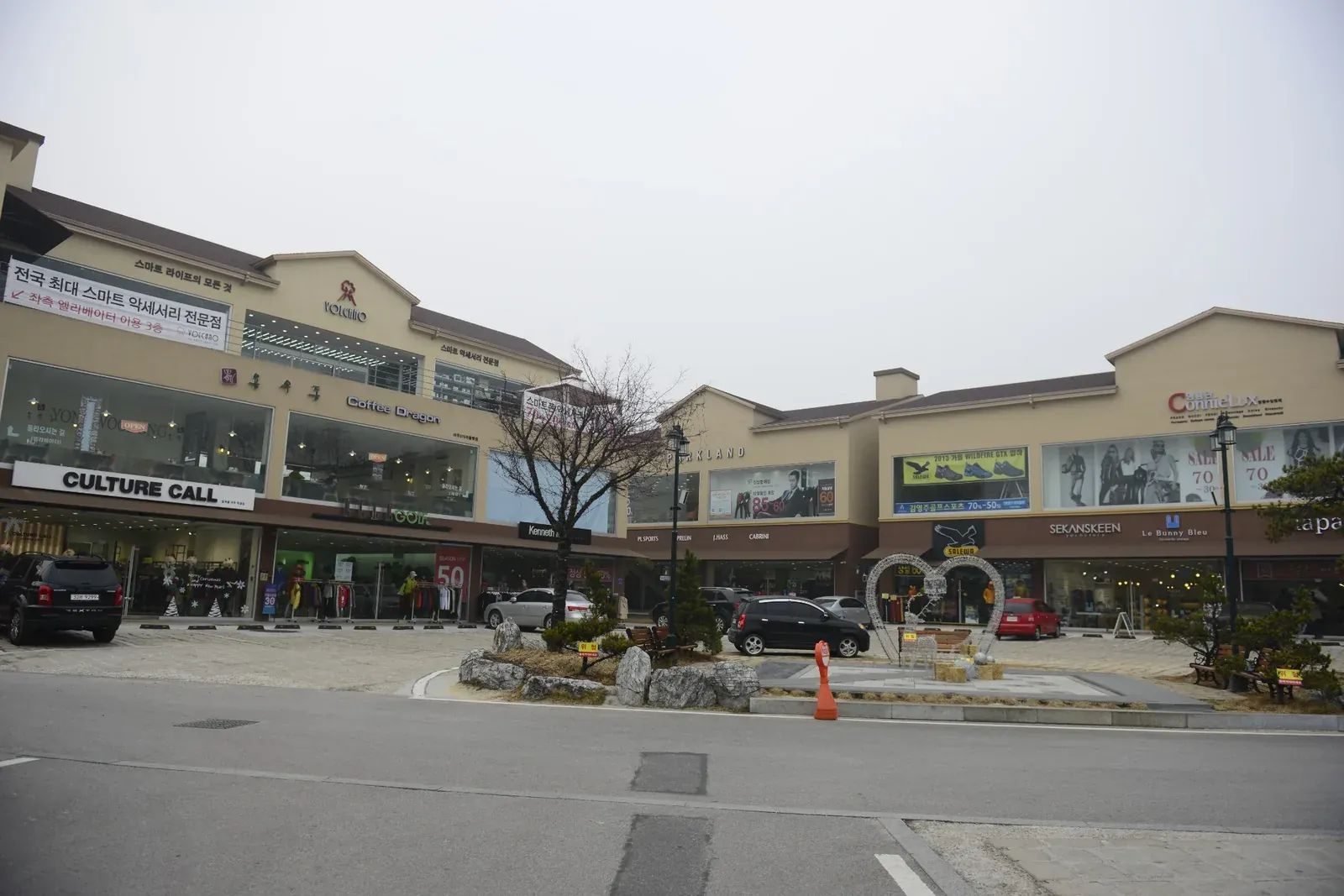 Shopping street and outlet stores at Yeoju Premium Outlets